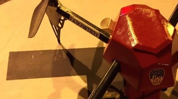 El dron pesa unas ocho libras y puede volar hasta unos 200 pies de altura.