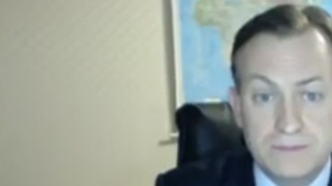 El entrevistado se mantuvo estoico a pesar de la interrupción.