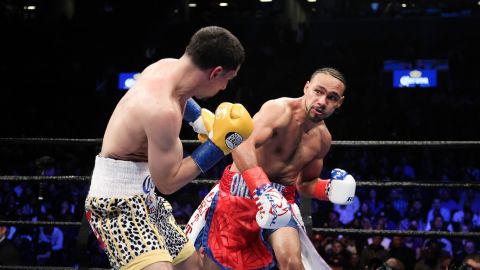 Danny García (izq.) recibe alderecha de Keith Thurman durante la pelea del sábado en Barcklays Center, Brooklyn.