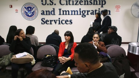 La USCIS indica que sus oficinas operan con regularidad para las diferentes solicitudes.