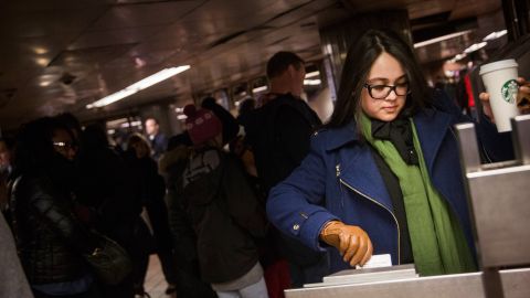 Una usuaria de la MetroCard