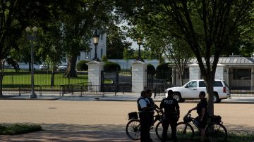 Agentes del Servicio Secreto vigilan permanentemente la Casa Blanca y sus alrededores.