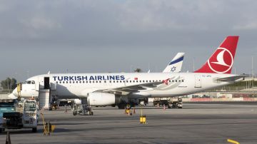 A picture taken on July 19, 2016 shows an Airbus A320 of the Turkish airliner Turkish Airlines on the tarmac at the Ben Gurion International Airport near Tel Aviv. / AFP / JACK GUEZ (Photo credit should read JACK GUEZ/AFP/Getty Images)