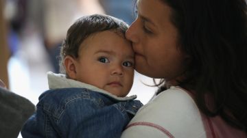 Miles de inmigrantes centroamericanos llegan a EEUU con sus bebés en brazos.