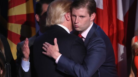 El presidente Trump felicitó a su hijo por el embarazo de su esposa Lara.