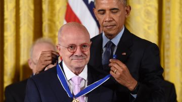 El Dr. Eduardo Padrón recibe la Medalla Presidencial de la Libertad de manos del presidente Obama, el 22 de noviembre de 2016.