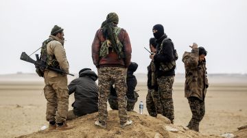 Miembros de las Fuerzas Democráticas de Siria a 20 km de Raqa.