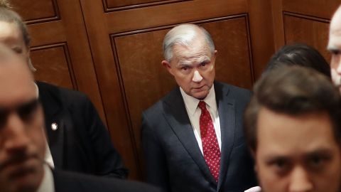 Jeff Sessions es acusado de mentir sobre Rusia durante su comparecencia ante el Senado.