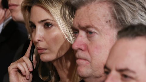 Ivanka Trump y Steve Bannon.