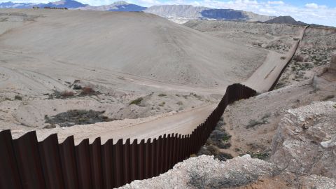 El muro que ya existe en algunos puntos de la frontera es metálico, aunque hay otras partes de concreto o mixtas.