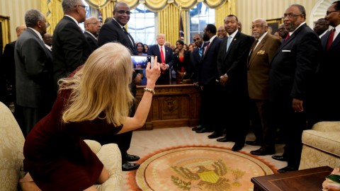 La más reciente polémica de Kellyanne Conway fue por su forma de sentarse en la Oficina Oval.