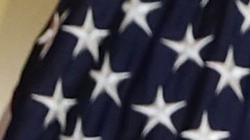 Paul Ryan (R-WI), al centro, sostiene una copia del plan que reemplazaría Obamacare durante la conferencia de prensa junto al líder de la mayoría Kevin McCarthy (R-CA) y el presidente del Comité de Energía y Comercio, Greg Walden (R-OR), a la derecha.