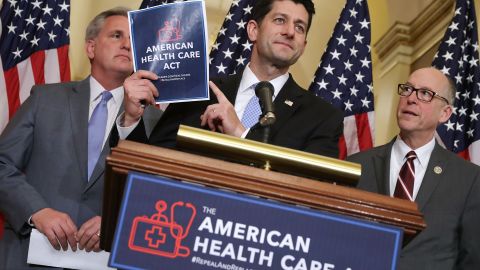 Paul Ryan (R-WI), al centro, sostiene una copia del plan que reemplazaría Obamacare durante la conferencia de prensa junto al líder de la mayoría Kevin McCarthy (R-CA) y el presidente del Comité de Energía y Comercio, Greg Walden (R-OR), a la derecha.