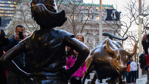 La autora de la escultura "Niña Valiente" es Kristen Visbal.