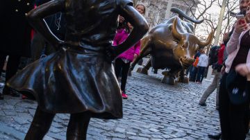 'The Fearless Girl' statue is seen facing the iconic Wall Street charging bull statue as part of a campaign to push companies to add women on their boards, on March 8, 2017, in Lower Manhattan, New York. / AFP PHOTO / EDUARDO MUNOZ ALVAREZ (Photo credit should read EDUARDO MUNOZ ALVAREZ/AFP/Getty Images)
