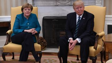 La canciller Angela Merkel y el presidente Donald Trump no se diero la mano en la Oficina Oval, frente a reporteros.