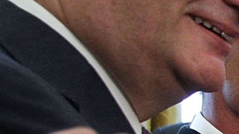 El presidente Trump recibió una chamarra oficial de la NASA.