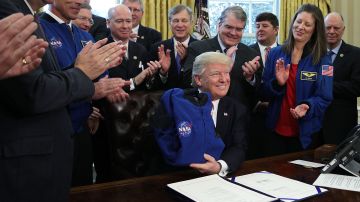 El presidente Trump recibió una chamarra oficial de la NASA.