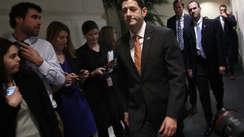 El liderazgo republicano de la Cámara de Representantes retiró hoy el nuevo plan sanitario que preveía sustituir la actual ley de salud impulsada por el expresidente Barack Obama, tras no conseguir el apoyo suficiente entre su propia bancada.