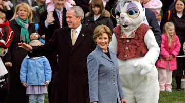 Sean Spicer (el conejo) durante las festividades de Pascua.