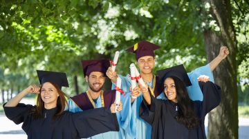 El costoso paso por la universidad es cada vez más indispensable para encontrar empleo./Shutterstock