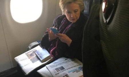 Clinton leía el titular de un diario sobre el uso que hizo el vicepresidente Mike Pence de un servidor privado de correo electrónico para tareas de gobierno.