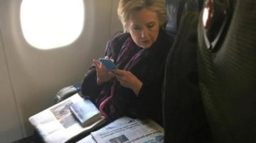 Clinton leía el titular de un diario sobre el uso que hizo el vicepresidente Mike Pence de un servidor privado de correo electrónico para tareas de gobierno.
