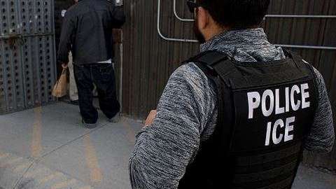 La propuesta quiere evitar que las personas indocumentadas se confundan entre el ICE y el NYPD.