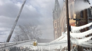 Las bajas temperaturas complicaron las labores de los bomberos.