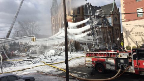 Las bajas temperaturas complicaron las labores de los bomberos.