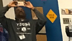 Emely Reyes (centro), una de las estudiantes de Touro College imparte la sesión informativa sobre los peligros de las drogas de prescripción a un grupo de alumnos de la escuela Hyde Leadership Charter School, la mayoría de origen latino.