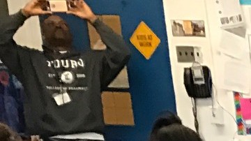 Emely Reyes (centro), una de las estudiantes de Touro College imparte la sesión informativa sobre los peligros de las drogas de prescripción a un grupo de alumnos de la escuela Hyde Leadership Charter School, la mayoría de origen latino.