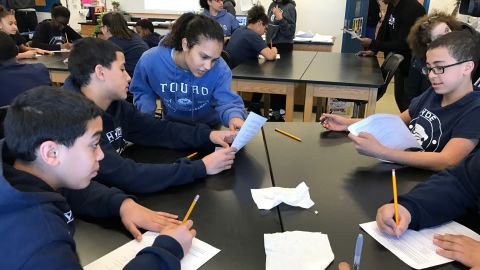 Emely Reyes (centro), una de las estudiantes de Touro College imparte la sesión informativa sobre los peligros de las drogas de prescripción a un grupo de alumnos de la escuela Hyde Leadership Charter School, la mayoría de origen latino.