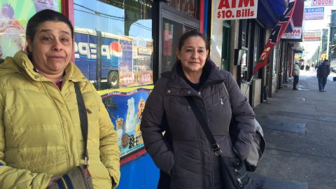 Luz Dary Contreras y Gloria Hernández se oponen al plan de rezonificación de Far Rockaway