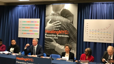 El alcalde de Nueva York, Bill de Blasio, junto a las autoridades de Salud, al anunciar el nuevo plan para combatir las sobredosis de opiáceos en la Gran Manzana.