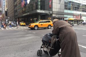 Aprueban ley para que edificios de NYC sean más "amigables" con personas de la tercera edad