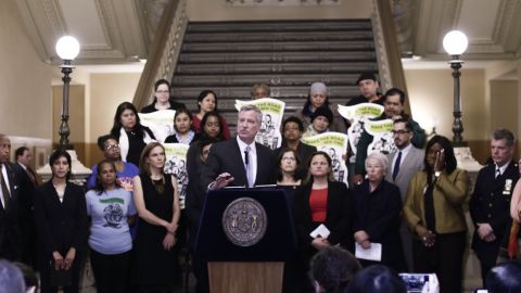 El alcalde Bill de Blasio durante el anuncio sobre la prohibición del ingreso de La Migra a las escuelas