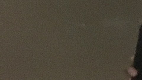 En medio de empujones, López Obrador aceptó tomarse fotos con algunos en camino a la salida del auditorio de Nuestra Señora de Guadalupe.