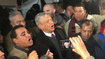 En medio de empujones, López Obrador aceptó tomarse fotos con algunos en camino a la salida del auditorio de Nuestra Señora de Guadalupe.