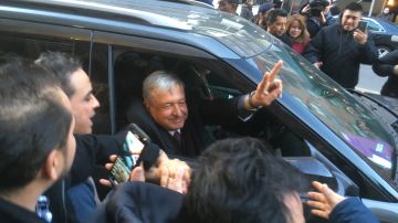 López Obrador aceptó bajar el vidrio y despedirse de sus seguidores.