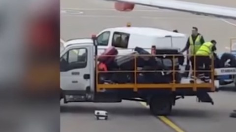 Las imágenes fueron grabadas en el Aeropuerto de Luton, en Londres.