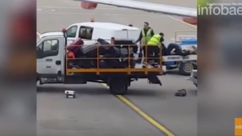 Las imágenes fueron grabadas en el Aeropuerto de Luton, en Londres.
