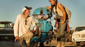 Michael Bay e Isabela Moner durante el rodaje de "Transformers: The Last Knight".