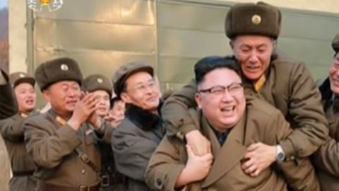 Pareciera que al oficial del ejército le invadió la emoción y se montó en la espalda del líder de Corea del Norte.