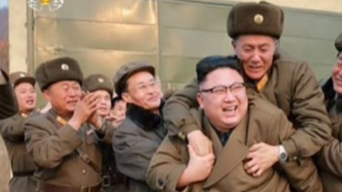 Pareciera que al oficial del ejército le invadió la emoción y se montó en la espalda del líder de Corea del Norte.