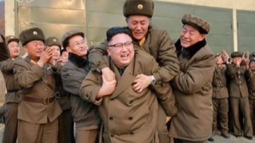 Pareciera que al oficial del ejército le invadió la emoción y se montó en la espalda del líder de Corea del Norte.
