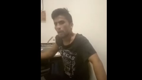 El ladrón ruega para que lo dejen de golpear.