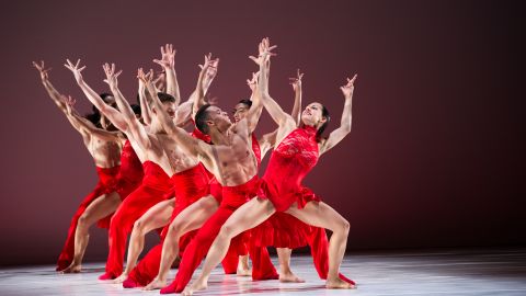 La pieza "Línea Recta" abre este recorrido por la lo mejor de la danza hispanoamericana.