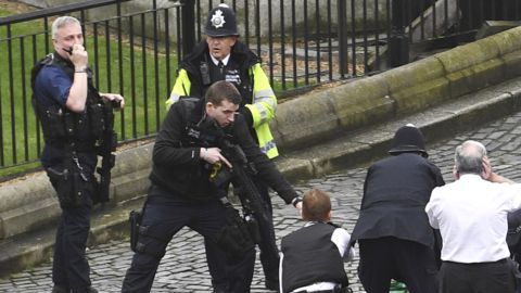 Fueron tres los ataques distintos los reportados cerca del Parlamento británico en Londres.