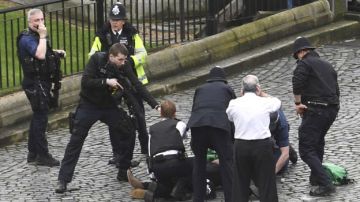 Fueron tres los ataques distintos los reportados cerca del Parlamento británico en Londres.